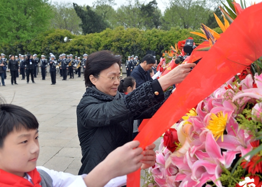 豐碑勵(lì)童心！江蘇省暨南京市舉辦青少年憑吊革命先烈活動(dòng)